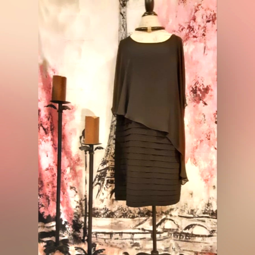 Vestido de fiesta negro con túnica de negra.
